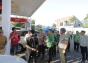 Pemerintah Kota Kotamobagu bersama Polres Kotamobagu dan Kodim 1303 Bolaang Mongondow memantau sejumlah stasiun pengisian bahan bakar umum (SPBU) menyusul antrean kendaraan yang terjadi di beberapa lokasi. (Foto: Humas)