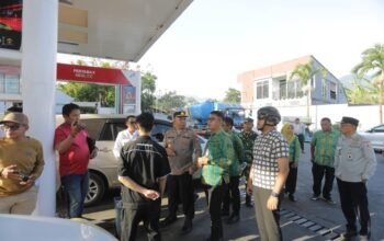 Pemerintah Kota Kotamobagu bersama Polres Kotamobagu dan Kodim 1303 Bolaang Mongondow memantau sejumlah stasiun pengisian bahan bakar umum (SPBU) menyusul antrean kendaraan yang terjadi di beberapa lokasi. (Foto: Humas)