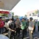 Pemerintah Kota Kotamobagu bersama Polres Kotamobagu dan Kodim 1303 Bolaang Mongondow memantau sejumlah stasiun pengisian bahan bakar umum (SPBU) menyusul antrean kendaraan yang terjadi di beberapa lokasi. (Foto: Humas)