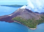 Tim SAR gabungan mengerahkan enam kapal pada hari keempat pencarian lima jurnalis dan tiga kru kapal yang hilang di sekitar Gunung Anak Krakatau, Selat Sunda/Hibata.id