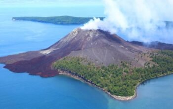 Tim SAR gabungan mengerahkan enam kapal pada hari keempat pencarian lima jurnalis dan tiga kru kapal yang hilang di sekitar Gunung Anak Krakatau, Selat Sunda/Hibata.id