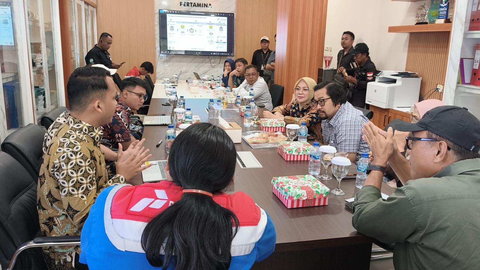 Komisi II DPRD Gorontalo memastikan stok BBM masih mencukupi. Warga diminta membeli BBM sesuai kebutuhan agar antrean SPBU tidak semakin panjang/Hibata.id