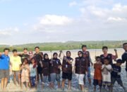 Mahasiswa KKN USN Kolaka bersama pemuda Desa Teluk Lasongko menanam 100 bibit mangrove untuk menjaga ekosistem pesisir Buton Tengah/Hibata.id