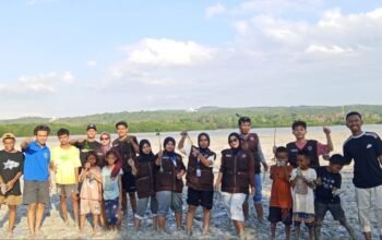 Mahasiswa KKN USN Kolaka bersama pemuda Desa Teluk Lasongko menanam 100 bibit mangrove untuk menjaga ekosistem pesisir Buton Tengah/Hibata.id