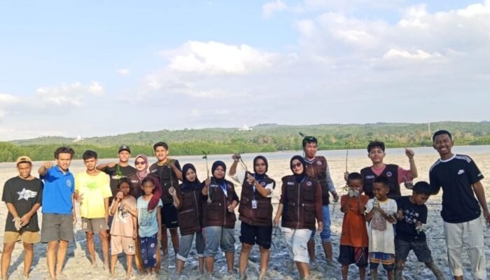 Mahasiswa KKN USN Kolaka dan Pemuda Teluk Lasongko Tanam 100 Bibit Mangrove