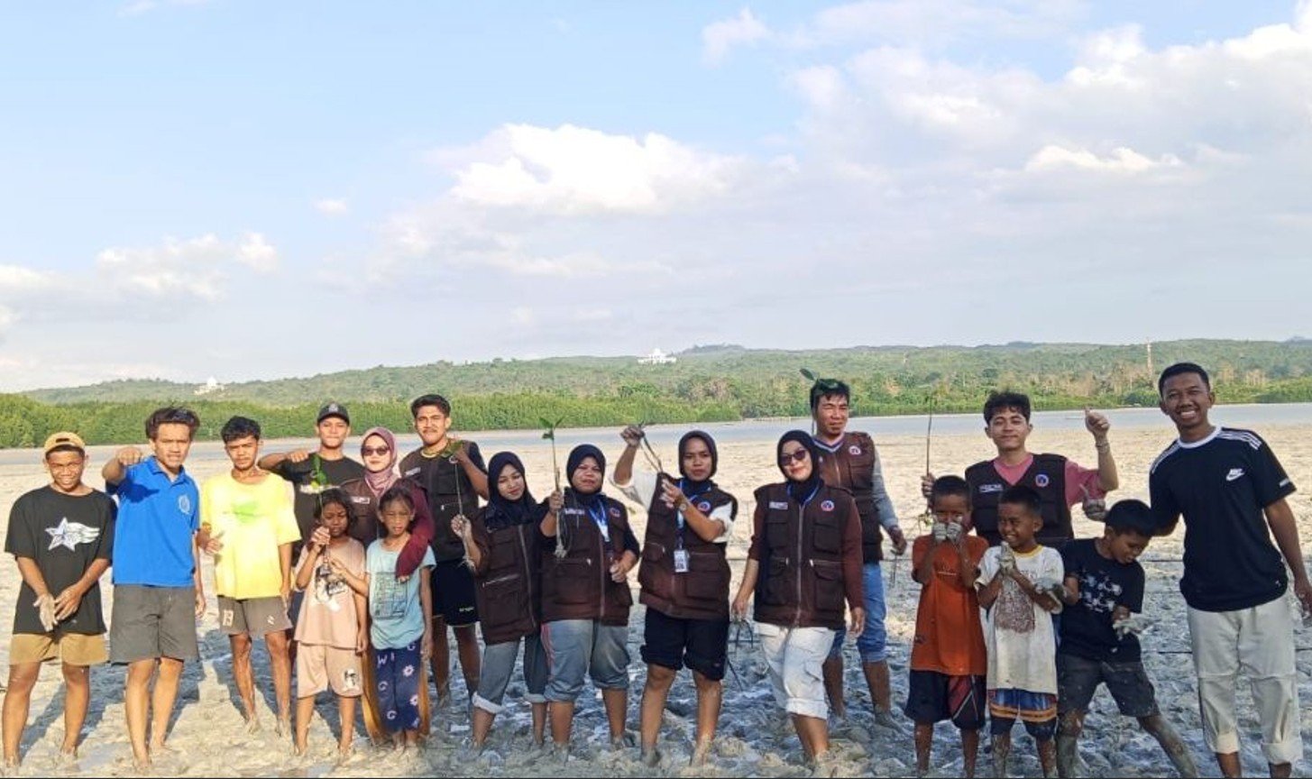 Mahasiswa KKN USN Kolaka bersama pemuda Desa Teluk Lasongko menanam 100 bibit mangrove untuk menjaga ekosistem pesisir Buton Tengah/Hibata.id