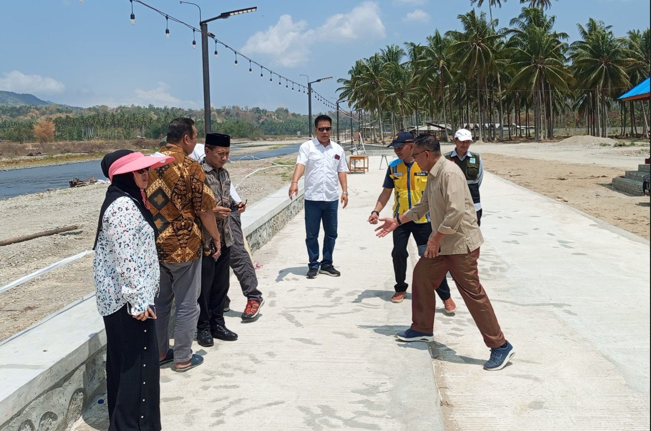 Komisi III DPRD Provinsi Gorontalo meninjau proyek pengendalian banjir Sungai Bone senilai Rp12 miliar di Suwawa Tengah yang telah rampung 100 persen/Hibata.id