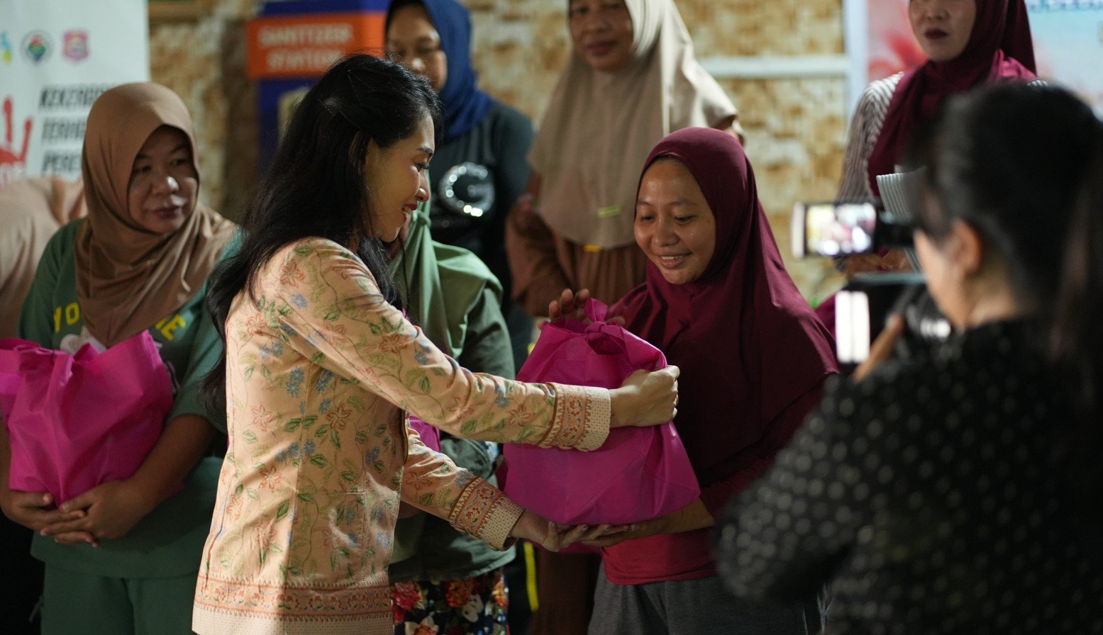 DWP Imigrasi Gorontalo bersama PIMPASA menggelar bakti sosial dan edukasi digital bagi keluarga nelayan di Desa Botubarani, Bone Bolango/Hibata.id