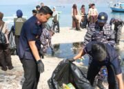 Personel Kantor Imigrasi Kelas I TPI Gorontalo bersama TNI AL membersihkan kawasan pesisir Bone Bolango dalam aksi “Aku Cinta Laut” memperingati HUT ke-81 TNI AL. Kegiatan tersebut juga menjadi momentum mengenalkan layanan digital M-Paspor kepada masyarakat/Hibata.id