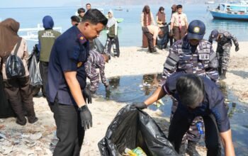 Personel Kantor Imigrasi Kelas I TPI Gorontalo bersama TNI AL membersihkan kawasan pesisir Bone Bolango dalam aksi “Aku Cinta Laut” memperingati HUT ke-81 TNI AL. Kegiatan tersebut juga menjadi momentum mengenalkan layanan digital M-Paspor kepada masyarakat/Hibata.id
