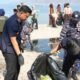 Personel Kantor Imigrasi Kelas I TPI Gorontalo bersama TNI AL membersihkan kawasan pesisir Bone Bolango dalam aksi “Aku Cinta Laut” memperingati HUT ke-81 TNI AL. Kegiatan tersebut juga menjadi momentum mengenalkan layanan digital M-Paspor kepada masyarakat/Hibata.id