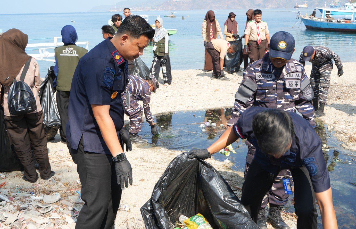 Personel Kantor Imigrasi Kelas I TPI Gorontalo bersama TNI AL membersihkan kawasan pesisir Bone Bolango dalam aksi “Aku Cinta Laut” memperingati HUT ke-81 TNI AL. Kegiatan tersebut juga menjadi momentum mengenalkan layanan digital M-Paspor kepada masyarakat/Hibata.id