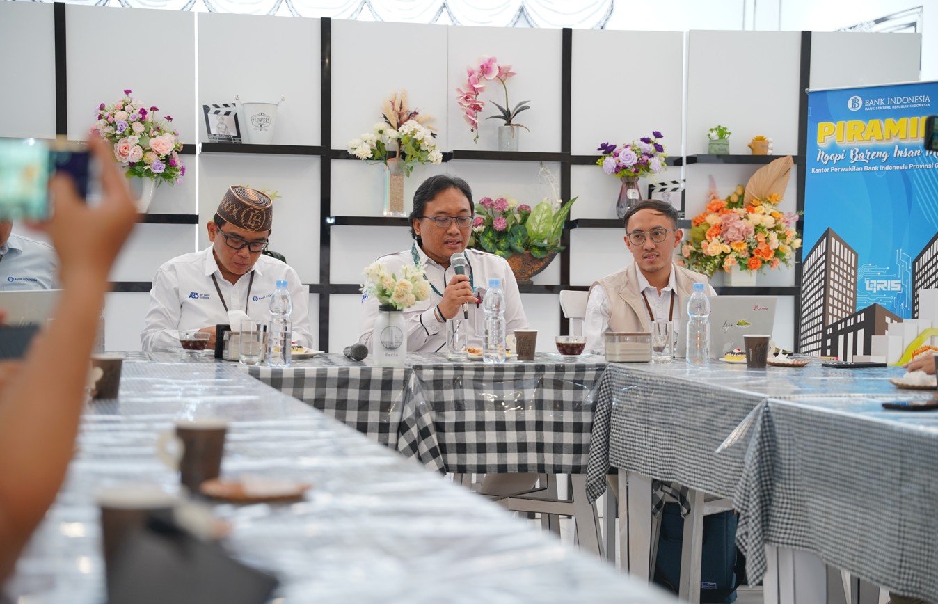 Kepala Perwakilan Bank Indonesia Provinsi Gorontalo Bambang Satya Permana (kiri) bersama Deputi Kepala Perwakilan BI Provinsi Gorontalo Ciptoning Suryo Condro memberikan keterangan terkait pelaksanaan HARFEST 2026 dalam kegiatan PIRAMIDA (Ngopi Bareng Insan Media) di Kota Gorontalo, Rabu (9/9/2026). (Hibata.id)