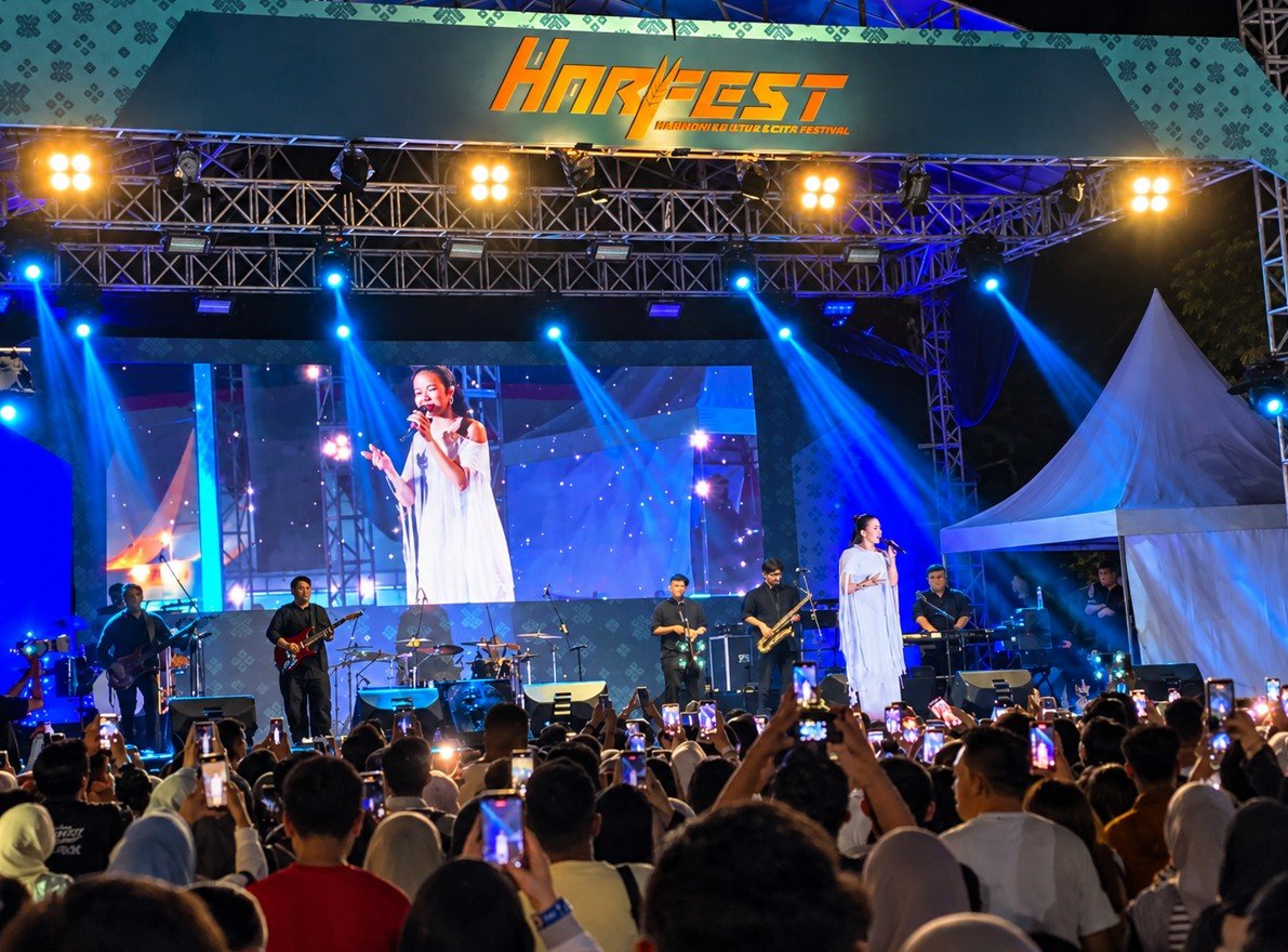 Penyanyi Yura Yunita tampil di panggung HARFEST Music Concert dalam rangkaian Gorontalo Art & Craft Festival (HARFEST) 2026 di Gorontalo/Hibata.id