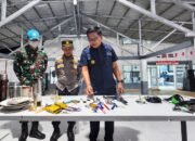 Petugas gabungan menunjukkan sejumlah barang yang ditemukan saat razia kamar warga binaan di Lapas Kelas IIA Gorontalo, Kamis (17/9/2026)/Hibata.id