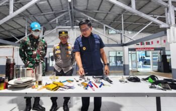 Petugas gabungan menunjukkan sejumlah barang yang ditemukan saat razia kamar warga binaan di Lapas Kelas IIA Gorontalo, Kamis (17/9/2026)/Hibata.id