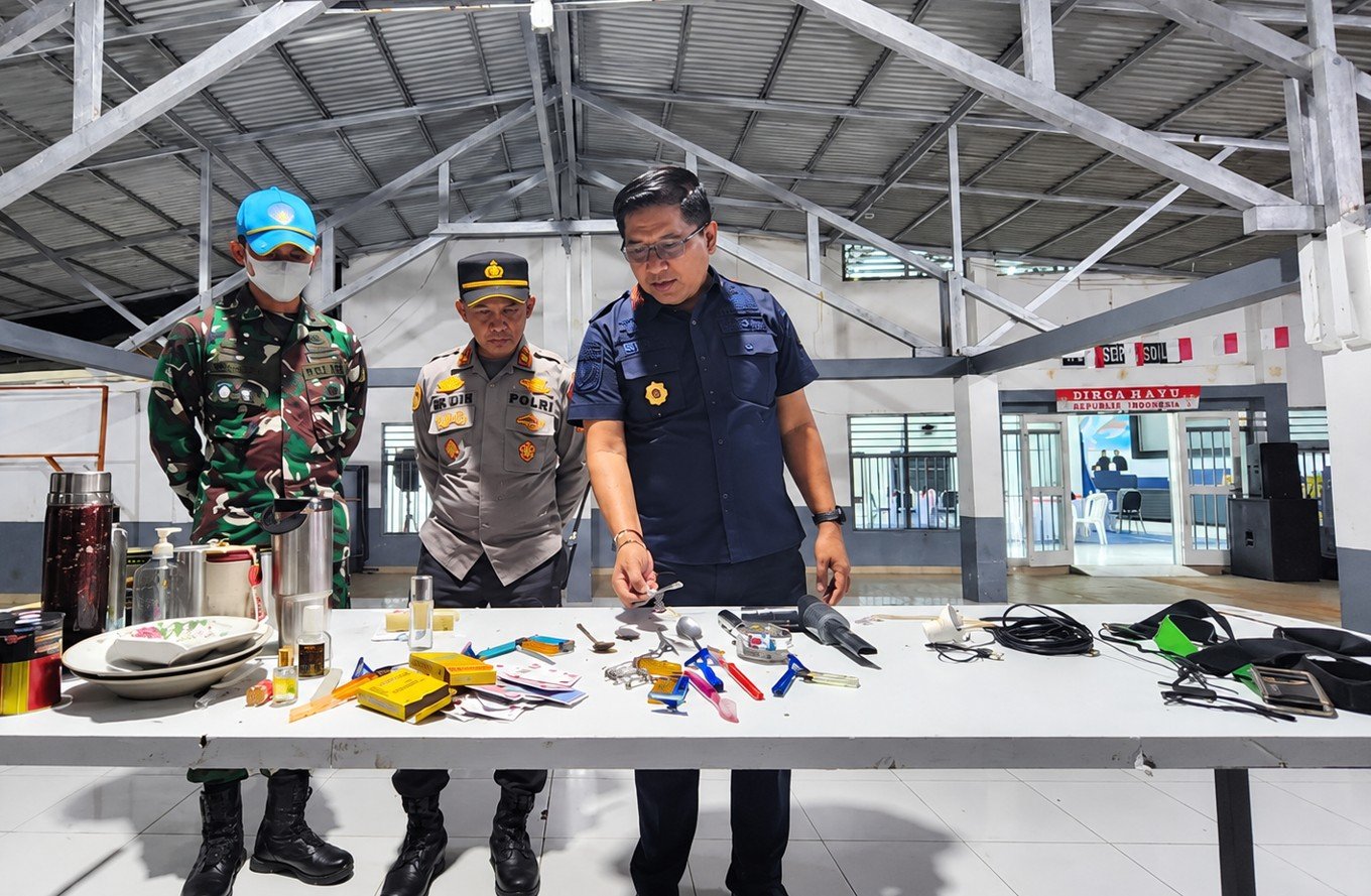 Petugas gabungan menunjukkan sejumlah barang yang ditemukan saat razia kamar warga binaan di Lapas Kelas IIA Gorontalo, Kamis (17/9/2026)/Hibata.id