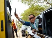 Kepala Perwakilan Bank Indonesia Provinsi Gorontalo Bambang Satya Permana saat mencoba pembayaran parkir di Bandara Djalaluddin menggunakan metode QRIS/Hibata.id