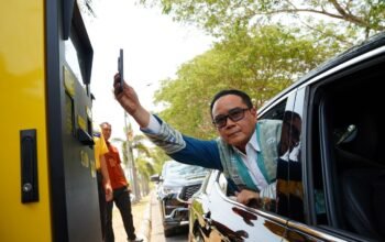Kepala Perwakilan Bank Indonesia Provinsi Gorontalo Bambang Satya Permana saat mencoba pembayaran parkir di Bandara Djalaluddin menggunakan metode QRIS/Hibata.id