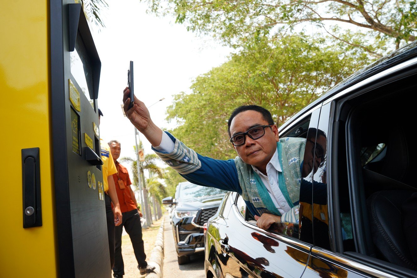 Kepala Perwakilan Bank Indonesia Provinsi Gorontalo Bambang Satya Permana saat mencoba pembayaran parkir di Bandara Djalaluddin menggunakan metode QRIS/Hibata.id