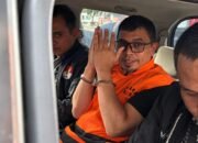 Bupati Bolaang Mongondow Utara (Bolmut), Sirajudin Lasena digiring ke Rutan KPK usai terjaring dalam Operasi Tangkap Tangan (OTT) pada Selasa (22/9/2026).(KOMPAS.com/HARYANTI PUSPA SARI)