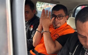 Bupati Bolaang Mongondow Utara (Bolmut), Sirajudin Lasena digiring ke Rutan KPK usai terjaring dalam Operasi Tangkap Tangan (OTT) pada Selasa (22/9/2026).(KOMPAS.com/HARYANTI PUSPA SARI)