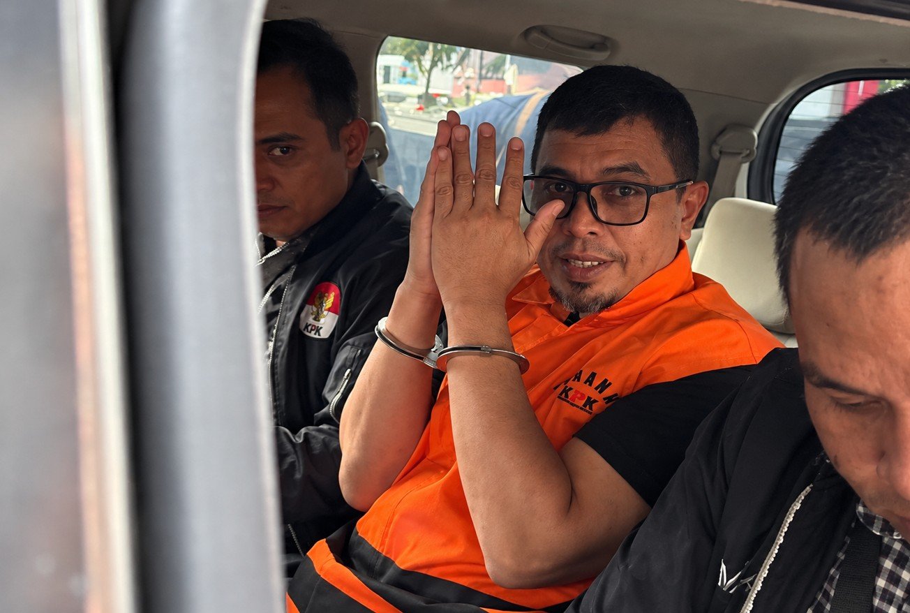 Bupati Bolaang Mongondow Utara (Bolmut), Sirajudin Lasena digiring ke Rutan KPK usai terjaring dalam Operasi Tangkap Tangan (OTT) pada Selasa (22/9/2026).(KOMPAS.com/HARYANTI PUSPA SARI)