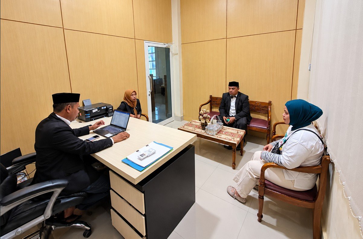 Kemenhaj Gorontalo meminta keterangan kepada jamaah umrah asal Pohuwato terkait kendala kepulangan dari Jakarta menuju Gorontalo/Hibata.id