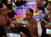 Komunitas Seribu Guru Gorontalo menjalankan program Rupiah Menyapa Pelosok Gorontalo untuk memperkuat literasi anak di wilayah pelosok bersama BI Gorontalo/Hibata.id
