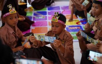 Komunitas Seribu Guru Gorontalo menjalankan program Rupiah Menyapa Pelosok Gorontalo untuk memperkuat literasi anak di wilayah pelosok bersama BI Gorontalo/Hibata.id