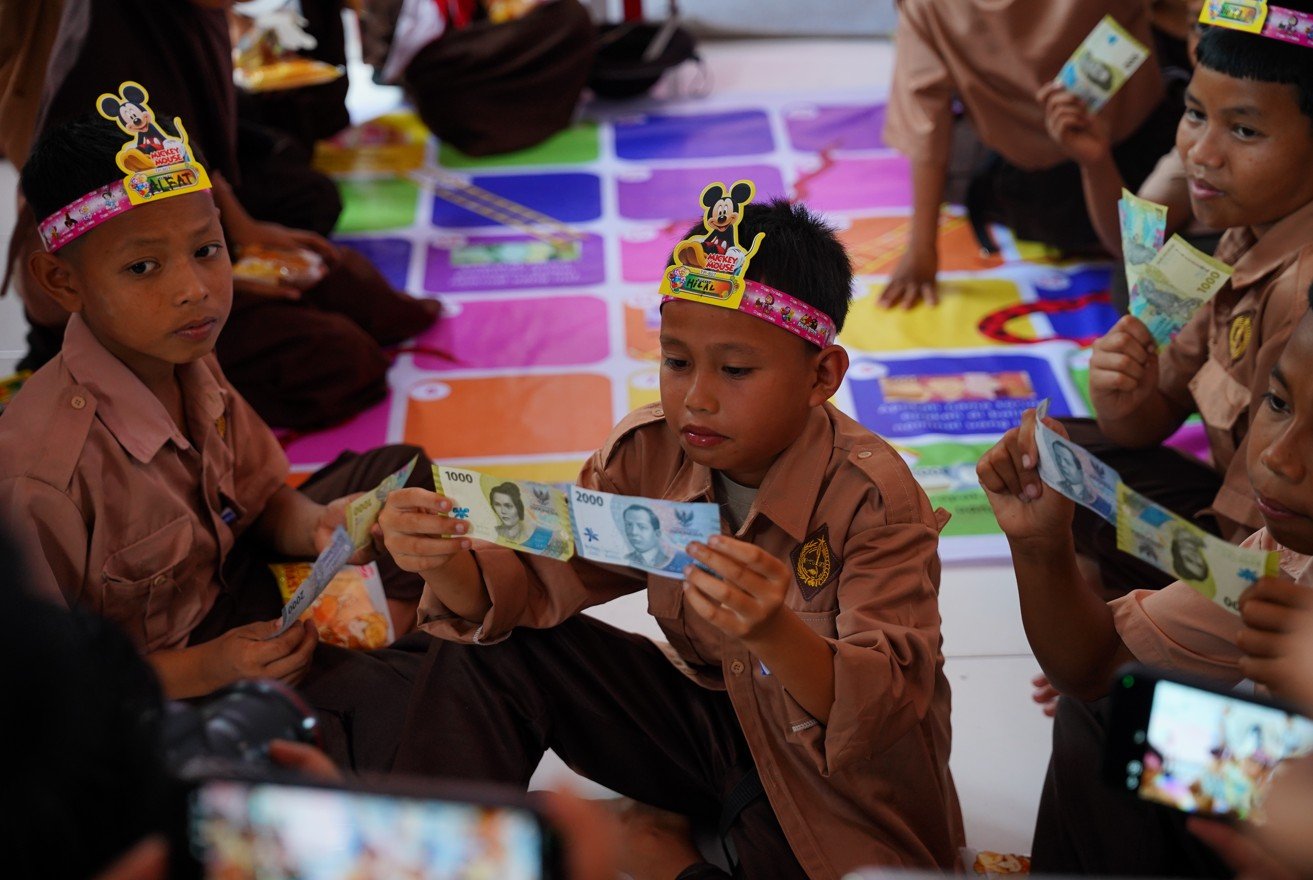 Komunitas Seribu Guru Gorontalo menjalankan program Rupiah Menyapa Pelosok Gorontalo untuk memperkuat literasi anak di wilayah pelosok bersama BI Gorontalo/Hibata.id