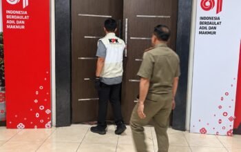 Penyidik Komisi Pemberantasan Korupsi melakukan penggeledahan di lingkungan Pemerintah Kabupaten Bolaang Mongondow Utara, Senin (28/9/2026)/Hibata.id