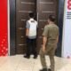 Penyidik Komisi Pemberantasan Korupsi melakukan penggeledahan di lingkungan Pemerintah Kabupaten Bolaang Mongondow Utara, Senin (28/9/2026)/Hibata.id