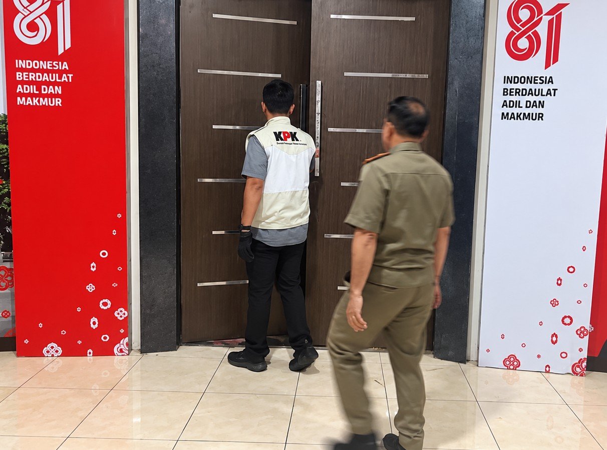 Penyidik Komisi Pemberantasan Korupsi melakukan penggeledahan di lingkungan Pemerintah Kabupaten Bolaang Mongondow Utara, Senin (28/9/2026)/Hibata.id