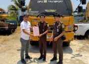 Polres Pohuwato menyerahkan tiga tersangka beserta barang bukti perkara dugaan penyalahgunaan pengangkutan solar subsidi kepada Kejaksaan Negeri Pohuwato/Hibata.id
