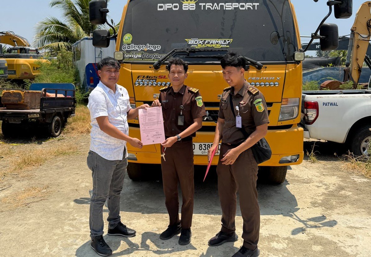 Polres Pohuwato menyerahkan tiga tersangka beserta barang bukti perkara dugaan penyalahgunaan pengangkutan solar subsidi kepada Kejaksaan Negeri Pohuwato/Hibata.id