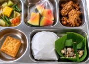 Paket MBG di SDN 08 Marisa Pohuwato ditemukan berisi batu kerikil. Sekolah melapor ke SPPG, sementara penyebab temuan masih ditelusuri/Hibata.id