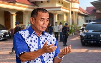 Kolase Foto: Adnan Mbuinga alias Haji Pulu dengan rumah yang digeledah KPK/Hibata.id