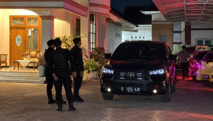 Usai 5 Jam Digeledah KPK, Ada Koper Dibawa Keluar dari Rumah Haji Pulu