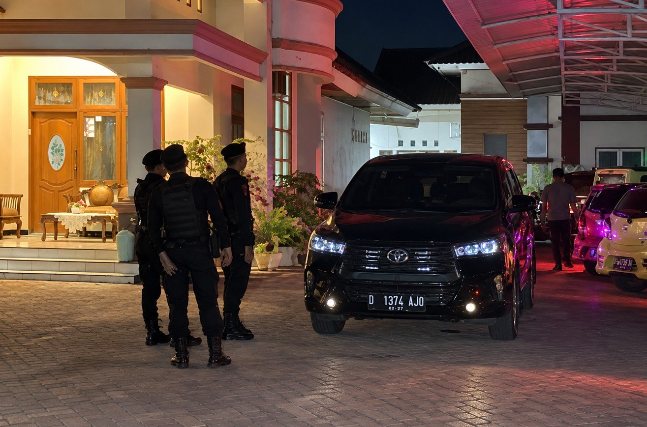 Penyidik KPK melakukan penggeledahan di rumah Adnan Mbuinga alias Haji Pulu di Kota Gorontalo, Selasa (29/9/2026)/Hibata.id