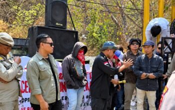 Massa Aliansi Peduli Lingkungan dan LSM WALHI menggelar aksi di Gedung DPRD Provinsi Gorontalo, Selasa (29/9/2026), mendesak kelanjutan RDP terkait PT CBM/Hibata.id