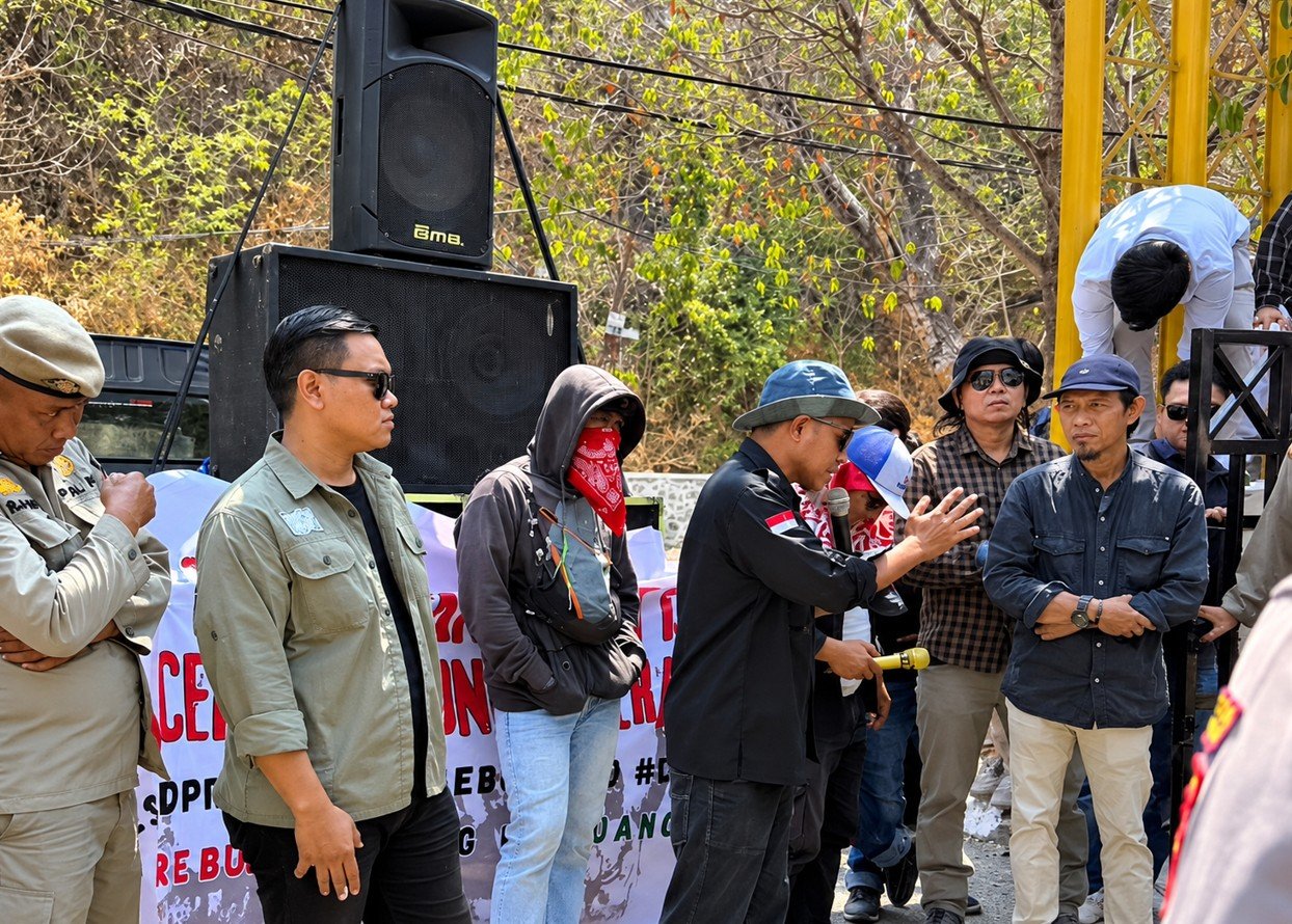 Massa Aliansi Peduli Lingkungan dan LSM WALHI menggelar aksi di Gedung DPRD Provinsi Gorontalo, Selasa (29/9/2026), mendesak kelanjutan RDP terkait PT CBM/Hibata.id