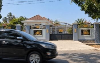 Rumah Adnan Mbuinga alias Haji Pulu di Kecamatan Marisa, Kabupaten Pohuwato, terlihat sepi sehari setelah kediamannya di Kota Gorontalo digeledah KPK/Hibata.id