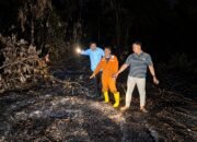 Polisi mengamankan seorang pria mengenakan baju oranye dan sepatu bot saat melakukan penanganan kebakaran lahan di wilayah Pulau Atas, Samarinda/Hibata.id