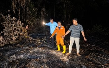 Polisi mengamankan seorang pria mengenakan baju oranye dan sepatu bot saat melakukan penanganan kebakaran lahan di wilayah Pulau Atas, Samarinda/Hibata.id