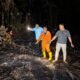 Polisi mengamankan seorang pria mengenakan baju oranye dan sepatu bot saat melakukan penanganan kebakaran lahan di wilayah Pulau Atas, Samarinda/Hibata.id