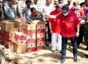 Wali Kota Gorontalo Adhan Dambea saat memusnahkan 1.281 botol minuman beralkohol hasil penindakan Satpol PP Kota Gorontalo. (Foto: Humas)