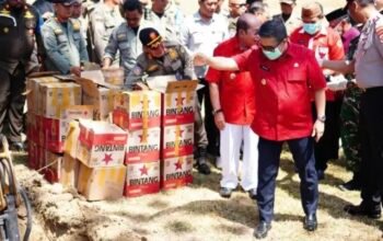 Wali Kota Gorontalo Adhan Dambea saat memusnahkan 1.281 botol minuman beralkohol hasil penindakan Satpol PP Kota Gorontalo. (Foto: Humas)