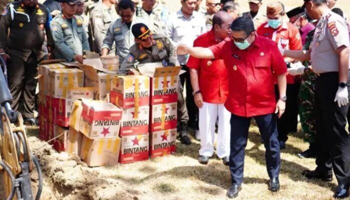 1.281 Botol Miras Dihancurkan, Adhan Dambea: Saya Tak Akan Berhenti Perangi Miras
