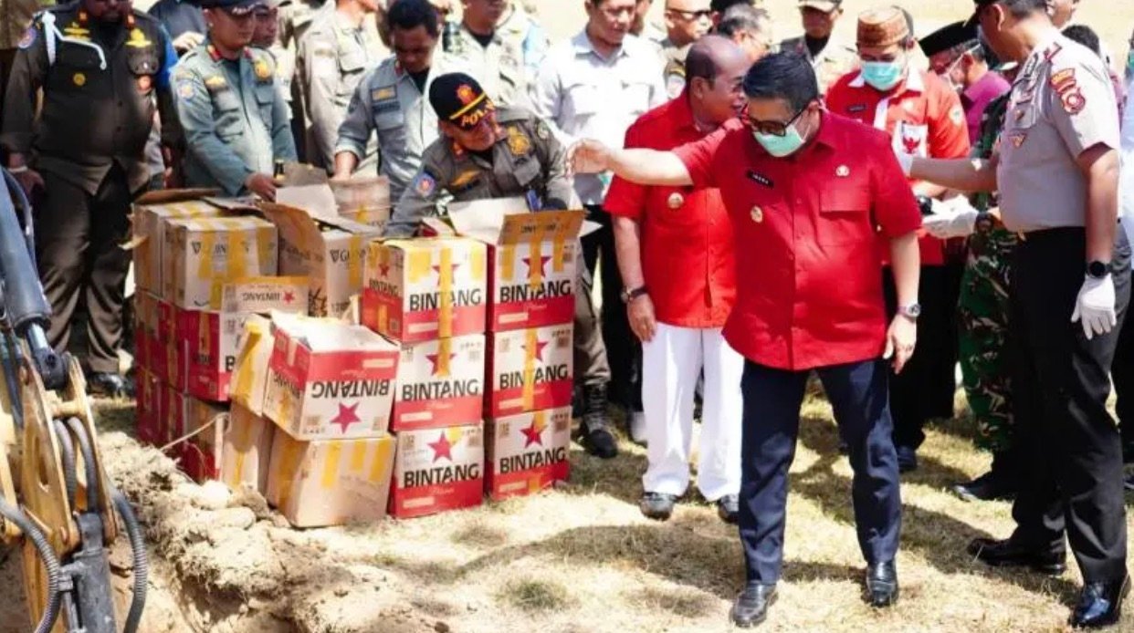 Wali Kota Gorontalo Adhan Dambea saat memusnahkan 1.281 botol minuman beralkohol hasil penindakan Satpol PP Kota Gorontalo. (Foto: Humas)